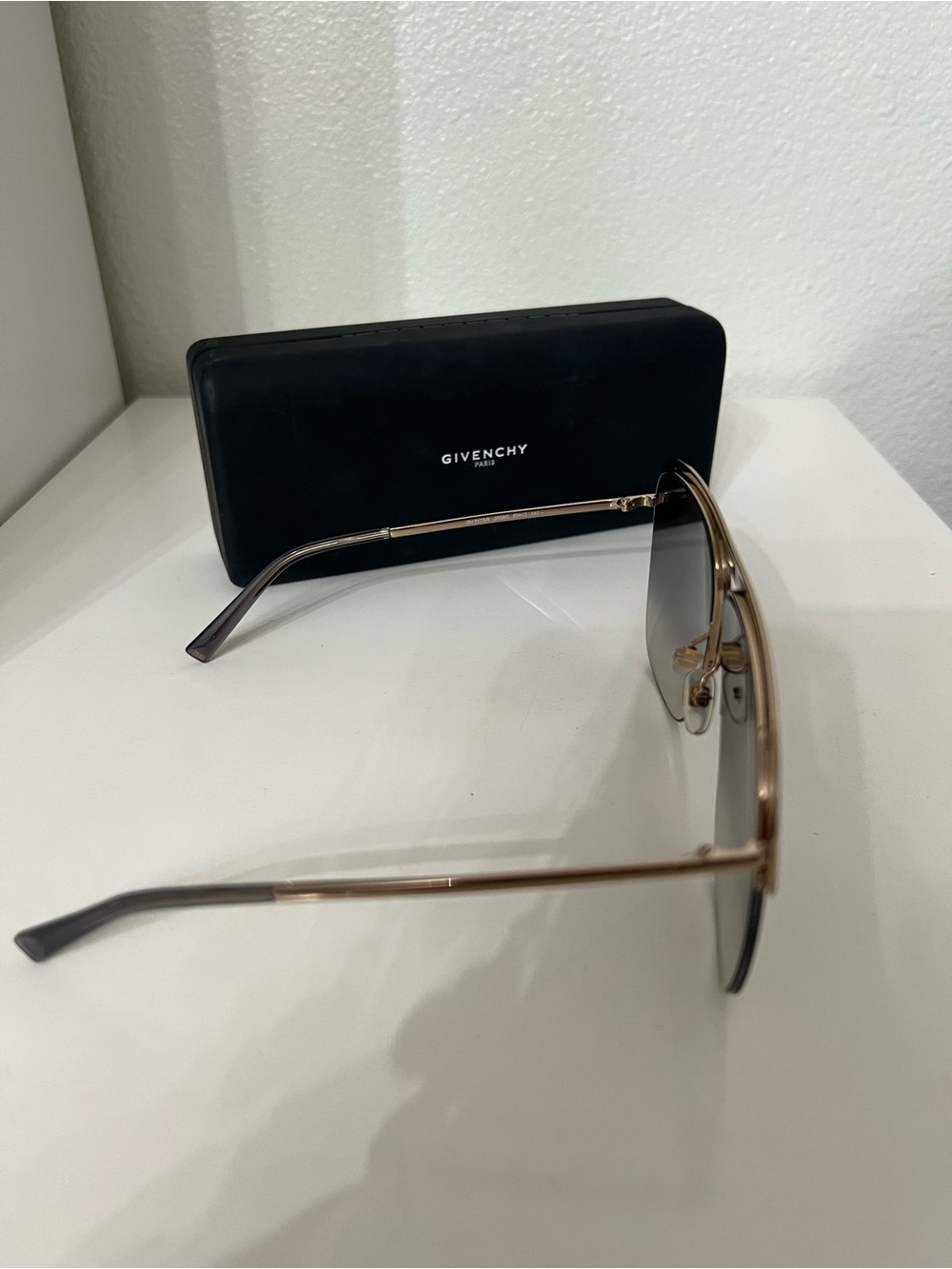 Givenchy oversized Authentic sunglasses with Gray Gradient Lenses. - Picture 3 of 12